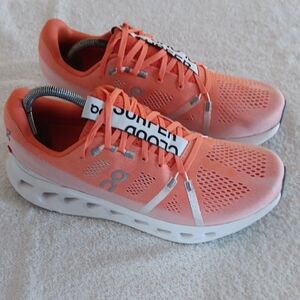 NWOT On Cloud Surfer Professional Running Shoes